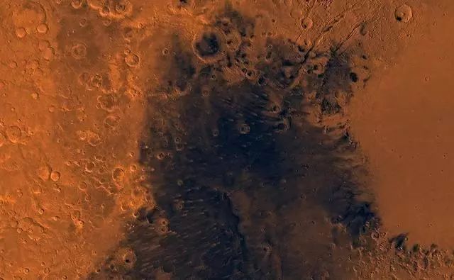 火星上发现长7公里宽2公里的黑色区域，那会是什么？