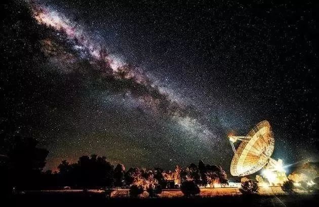 直径20万光年的仙女座星系离我们只有220万光年远，为啥看上去只是一颗星星？