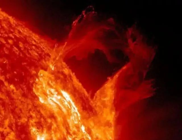 把一亿桶水浇到太阳上，能够把它熄灭吗？科学家：你是在火上浇油