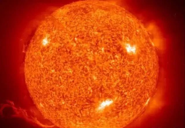 把一亿桶水浇到太阳上，能够把它熄灭吗？科学家：你是在火上浇油