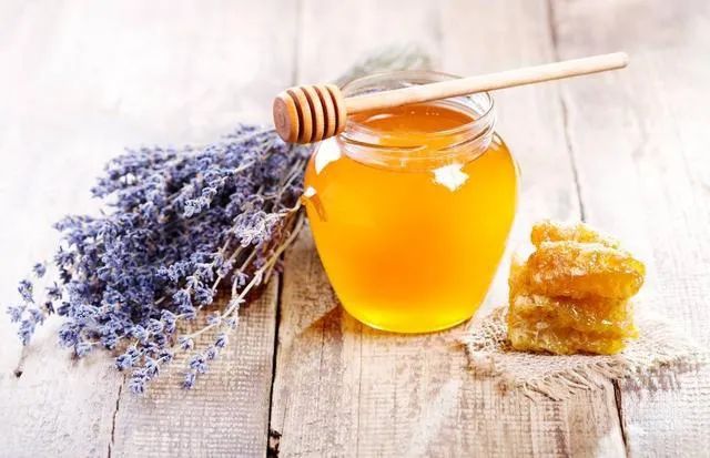 蜂蜜的作用与功效，蜂蜜水的正确喝法