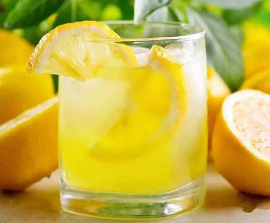 喝柠檬水有什么作用与功效，柠檬水的正确泡法