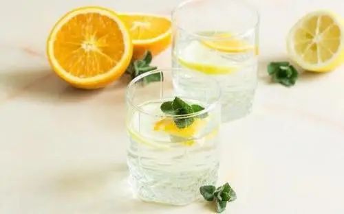 柠檬泡水喝有什么作用与功效，柠檬泡水喝的正确方法