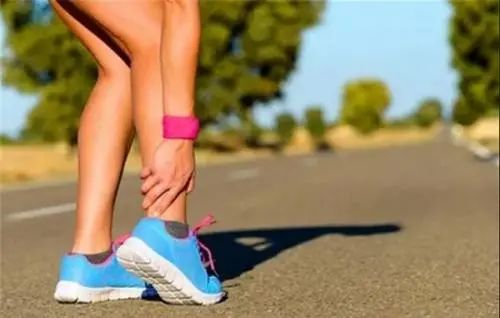 小腿肌肉酸痛是怎么回事啊？小腿肌肉酸痛怎么缓解
