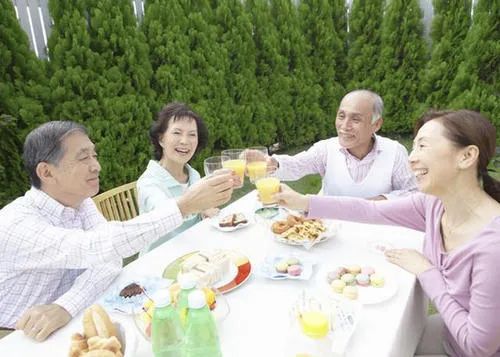 老年人如何进行健康保养，从这4个方面入手，做健康老年人