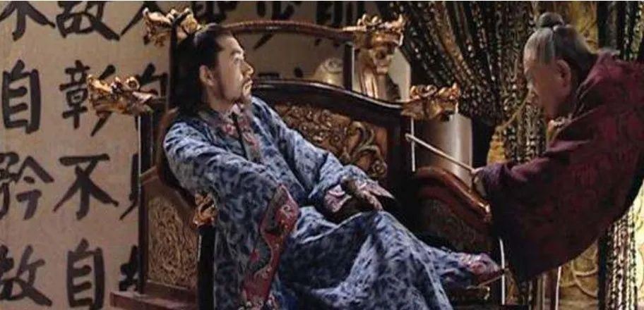 皇帝无意中打瞌睡，13岁宫女不禁笑出了声，结果当上皇帝的宠妃