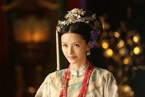 她是一个宫女，被康熙召幸一次，生下大清皇子，还活到97岁