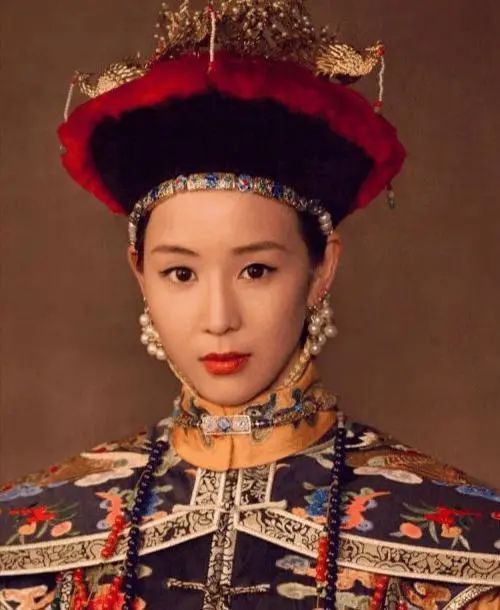 她14岁嫁给康熙，是大清生育子女最多的皇后，第一个儿子当了皇帝