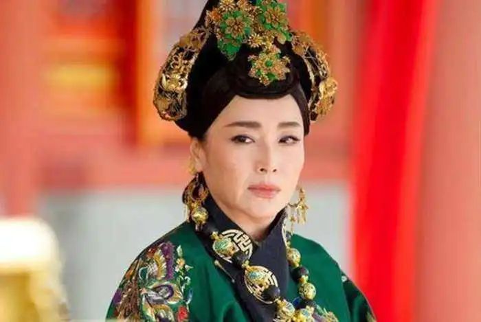 她是一个宫女，被康熙召幸一次，生下大清皇子，还活到97岁