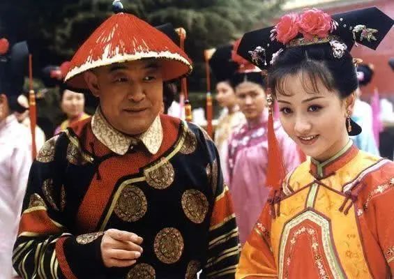 她14岁被皇帝宠幸，唯一的儿子继承大清皇位，成首位被抬旗的皇后