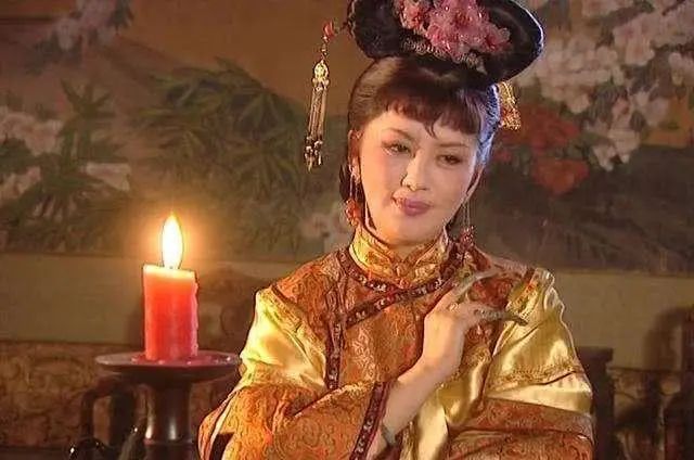 她11岁便成为大清皇后，连生两位皇子，死后康熙亲自穿孝服丧