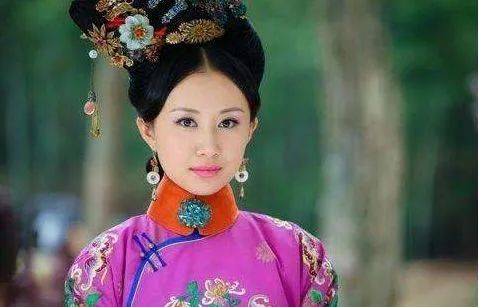 她13岁嫁给皇帝，日夜宠幸，生下四个子女，成清朝最特殊的皇后