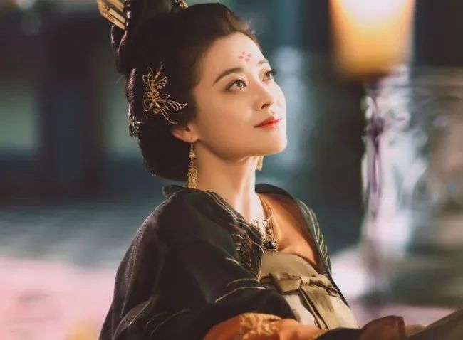 她15岁嫁给老皇帝，连生3子却遭降级，终成后宫”5朝元老“