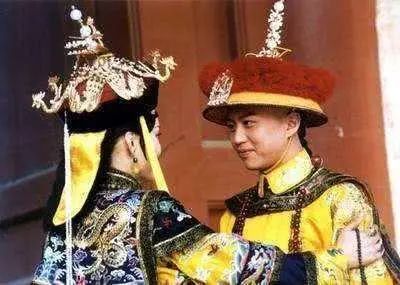 她14岁被皇帝宠幸，唯一的儿子继承大清皇位，成首位被抬旗的皇后