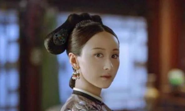 她15岁嫁给乾隆，一生不受皇帝宠爱，却生下清朝最优秀的皇子