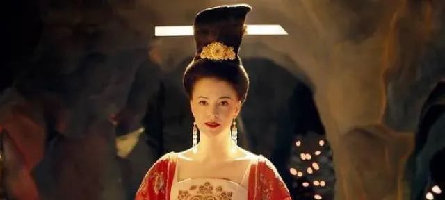 她40岁进宫，相貌丑陋，却被皇帝日夜宠幸，成为王后，一生富贵