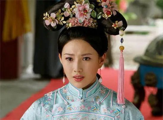 她13岁嫁给表叔，成为大清皇后，20岁做皇太后，却独守空房57年