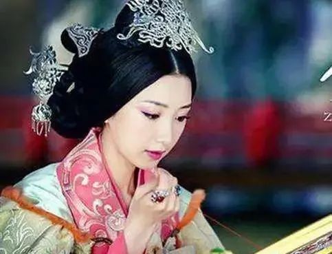 她6岁出嫁，15岁亡夫，守寡40年，是中国历史上最年轻的皇后