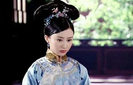 她13岁嫁给皇帝，日夜宠幸，生下四个子女，成清朝最特殊的皇后