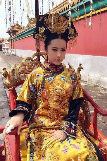 她13岁嫁给表叔，成为大清皇后，20岁做皇太后，却独守空房57年