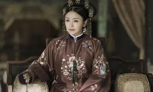 她13岁嫁顺治，14岁生康熙，丈夫儿子都是皇帝，自己却只活了24岁