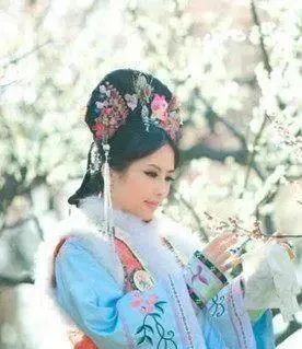 她是清朝最牛逼的皇贵妃，14岁嫁给55岁的皇帝，六年连生四子