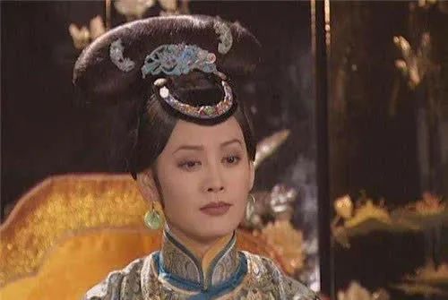 她13岁嫁康熙，每天被翻牌子，诞下6个子女，成清朝首位奴才皇后