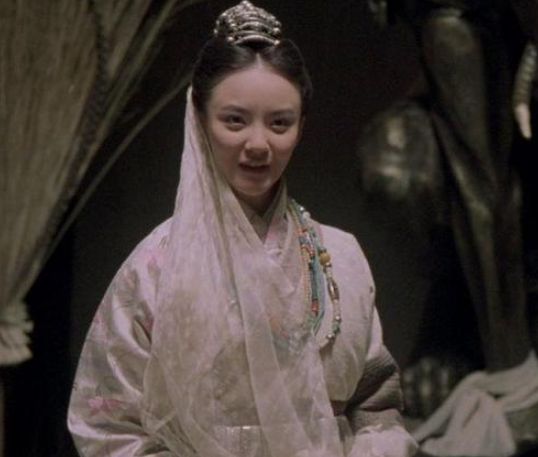 她和皇帝青梅竹马，16岁嫁入皇宫，生下12个孩子，却被无情赐死