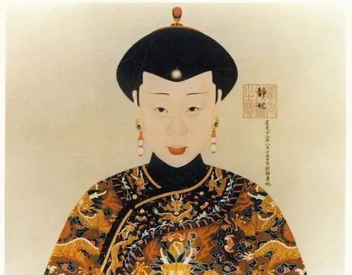 她13岁被大清皇帝纳入后宫，五次怀上龙胎，却只做了九天的皇太后