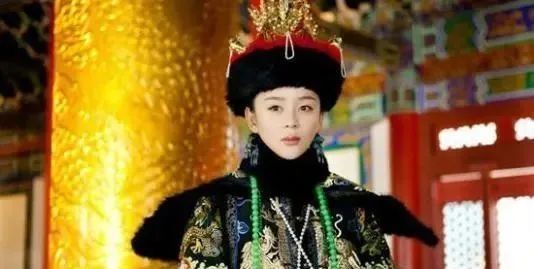 她是历史上唯一的童养媳皇后，15岁时成皇太后，深宫守寡长达32年