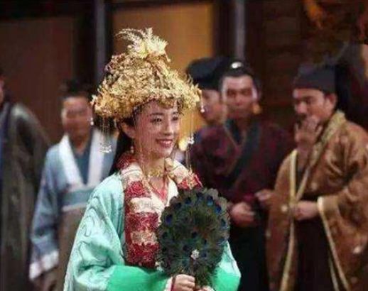 她和皇帝青梅竹马，16岁嫁入皇宫，生下12个孩子，却被无情赐死