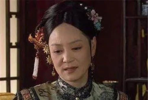 她13岁嫁康熙，每天被翻牌子，诞下6个子女，成清朝首位奴才皇后