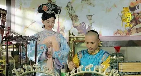 她是蒙古贵族，被选为大清皇后，却又公然被废，怀着龙嗣被逐出皇宫