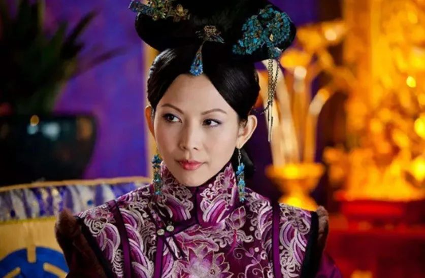 她在16岁的时候嫁给皇太极，从未生育，但却成为清朝首个太后