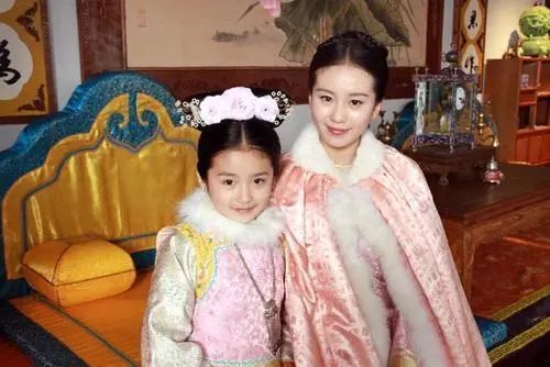 他是雍正最小的女儿，破例留驻京师，母亲连生七个子女