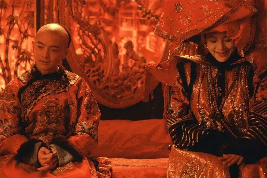 她13岁嫁给皇帝，日夜受到宠爱，生下四个子女，成清朝最特殊的皇后