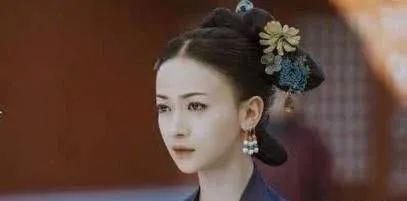 她是乾隆最显赫的妃子，家中出了五位大清皇后，却被乾隆连降两级