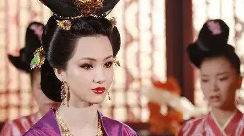 她是宰相之女，17岁嫁皇帝，30岁掌权，却下嫁大臣擒杀杨家将