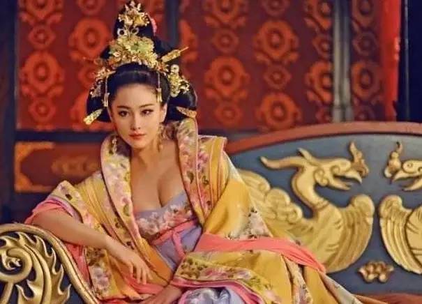 她立了中国历史上第一个女皇帝，两度临朝听政，最后被投入黄河
