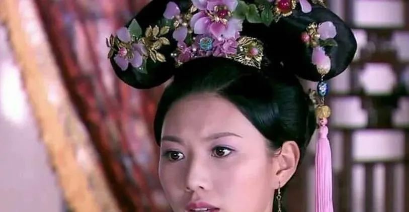 她是清朝公主，弟弟是康熙，祖母是孝庄，嫁给政敌孤独终老！