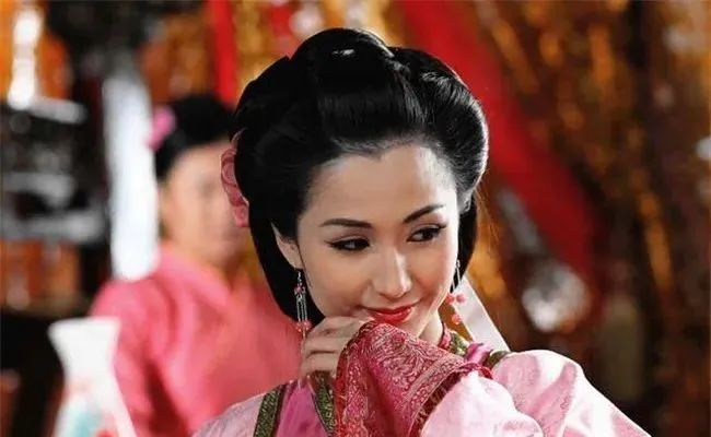 她本为亡国公主，却遭隋文帝父子二人轮流霸占，29岁就不幸早逝