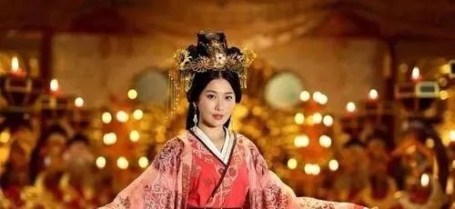 17岁嫁皇帝，29岁掌实权，与大臣私通擒杀杨家将，被世人敬重！