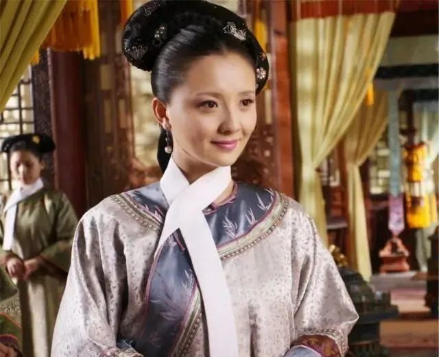 她是康熙的第一位皇后，深得康熙宠爱，却也是清朝最短命的皇后