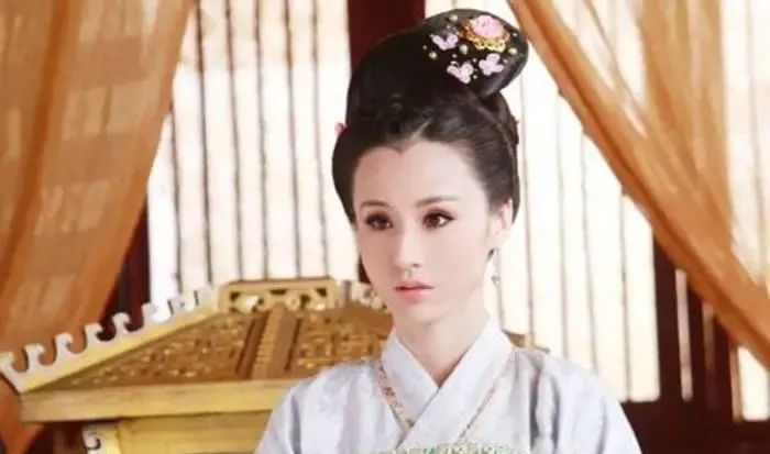 她是宰相之女，17岁嫁皇帝，30岁掌权，却下嫁大臣擒杀杨家将