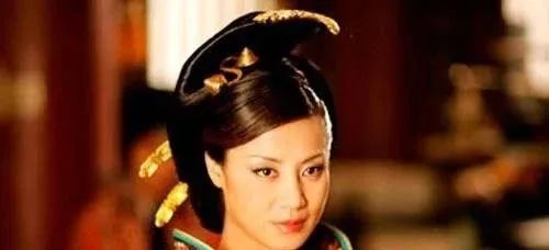 17岁嫁皇帝，29岁掌实权，与大臣私通擒杀杨家将，被世人敬重！