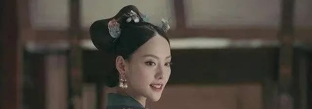 她是乾隆最显赫的妃子，家中出了五位大清皇后，却被乾隆连降两级