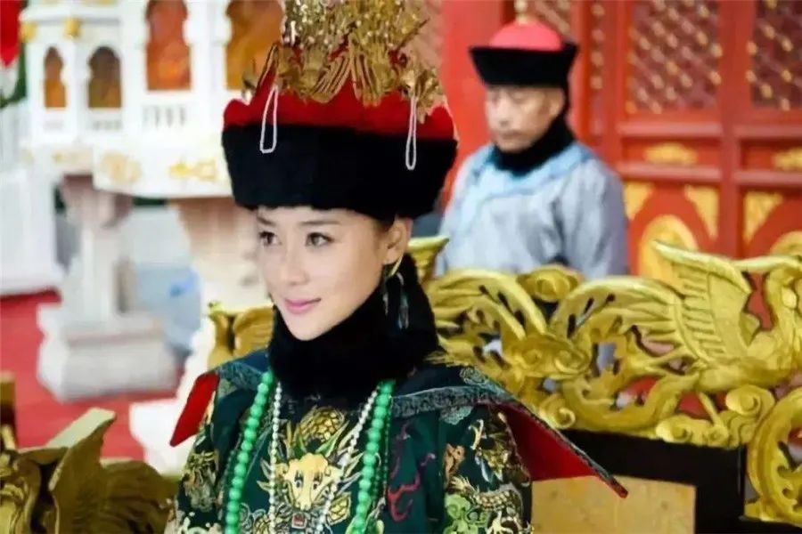 她13岁嫁给皇帝，日夜受到宠爱，生下四个子女，成清朝最特殊的皇后