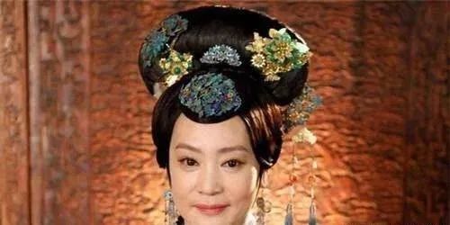 她是清朝康熙最宠爱的妃子，即便年老色衰也没有失宠，她是谁呢