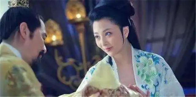 皇帝强纳堂妹为妃，因长得太美被终日宠幸，病逝6个月都舍不得埋