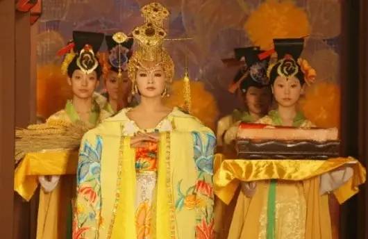 她是唐朝的一位公主，奉献自己的一生，使藏族人民的生活得到改变